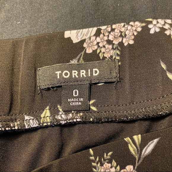 ✨torrid black floral ruched pencil skirt✨ - Picture 6 of 8